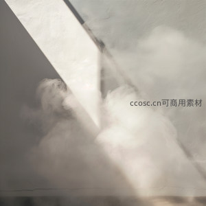 几何光影穿透烟雾，营造神秘空间感