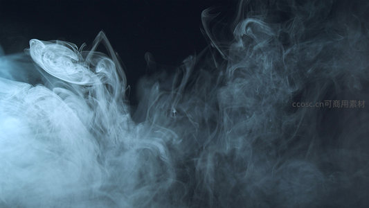 幽蓝烟雾在暗夜中舞动如梦似幻
