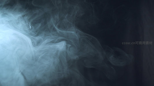 冷色调烟雾缭绕营造神秘氛围