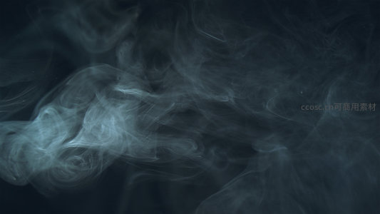 冷调烟雾缭绕的静谧场景