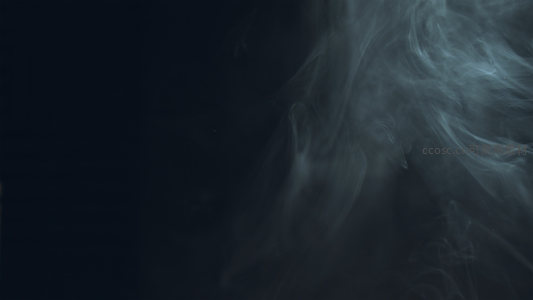 幽蓝烟雾在暗夜中升腾