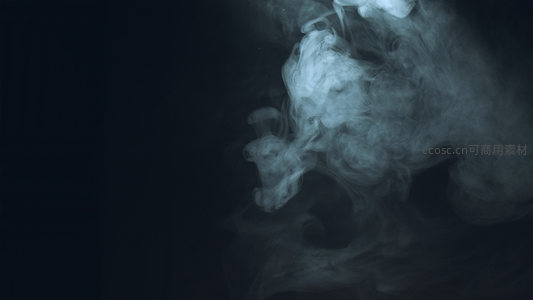 右侧涌动的白色烟云