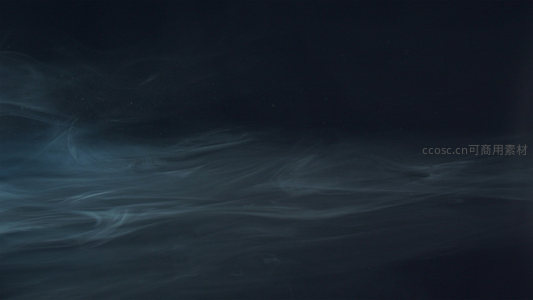 深蓝背景下轻柔飘动的烟雾纹理