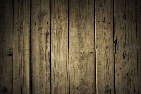 暖黄光下古朴木墙细节