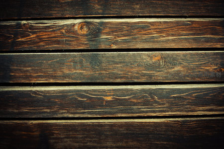 阳光洒落的深色木板纹理