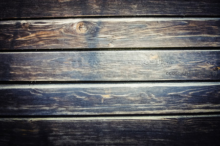 水平排列老木板，纹理交错光影斑驳