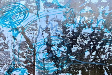 蓝色涂鸦覆盖斑驳墙面纹理