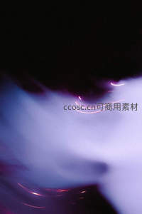 暗夜中粉色光轨划过紫色雾霭