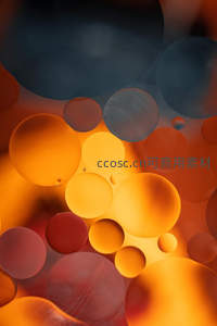 橙黄油滴在水中形成的圆形世界