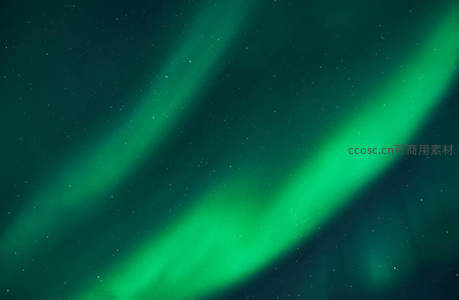 绿色极光在夜空中如丝带般舞动
