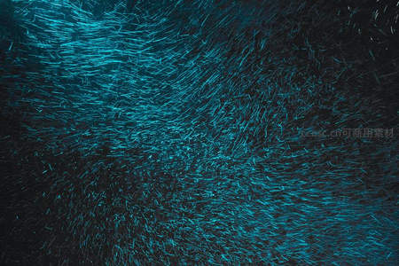 蓝色光流在黑暗中形成抽象纹理