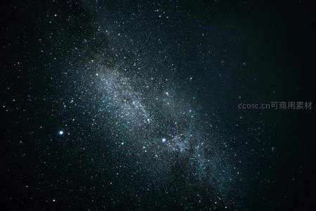 银河横跨天际，繁星点点如钻石