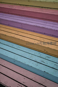 彩虹色木板条的几何韵律