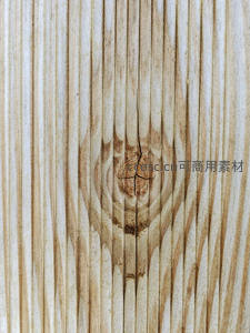 浅色木纹板材中央显眼树结，纹理清晰细腻