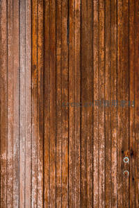 风化木板门上的岁月痕迹与金属铆钉