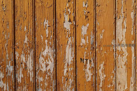 剥落油漆的旧木门板