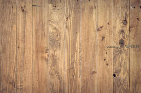 浅棕竖向木板墙，天然木结与肌理