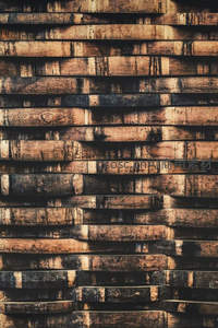 风化木板堆叠墙，斑驳色彩与粗糙质感