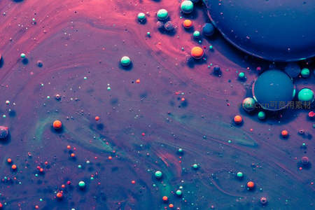 多彩油滴在深紫液面漂浮扩散