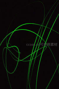 霓虹绿光轨迹划破黑暗空间