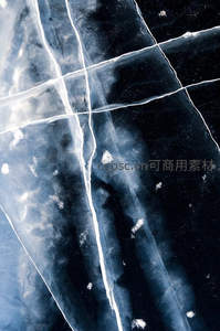 冰面裂纹的深邃蓝色纹理