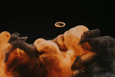 墨色与暖光在黑暗中交融的抽象艺术