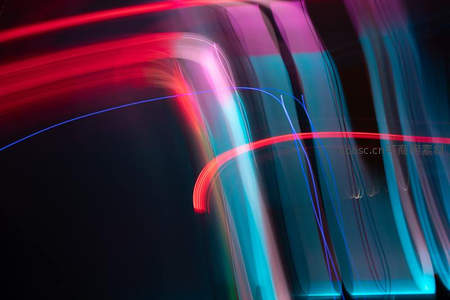 霓虹光轨交织的未来感抽象画面