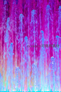 霓虹喷泉夜舞，水柱幻彩如梦