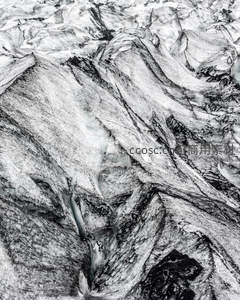 冰川裂隙航拍，黑白苍茫的极地