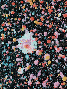 黑色背景上彩色颜料飞溅的抽象艺术