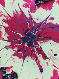 红色与白色流体颜料碰撞的爆炸瞬间