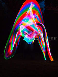 夜空中舞动的彩虹光绘抽象造型