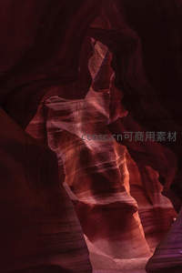 光影交错的红色峡谷岩壁