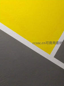 黄灰几何分割的墙面特写