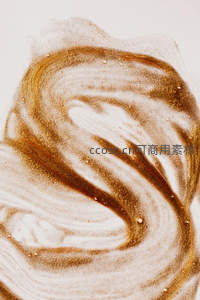 金色粉末与乳白液体的漩涡