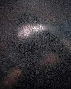 黑色皮革纹理的微距质感特写