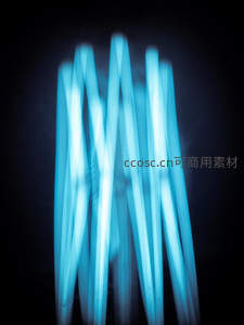 蓝色光柱在黑暗中形成的动态影像