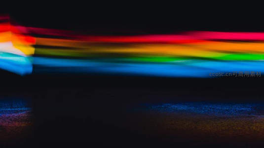 夜色中流动的霓虹光影长河