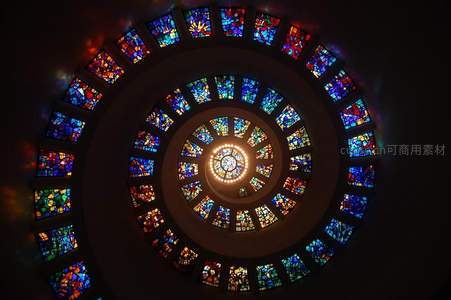 教堂彩窗穹顶的神圣光晕