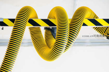 黄色波纹管缠绕在警示条上