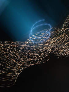 光轨编织的动态螺旋艺术装置