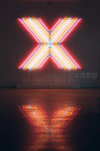 霓虹灯X形装置的镜面反射艺术