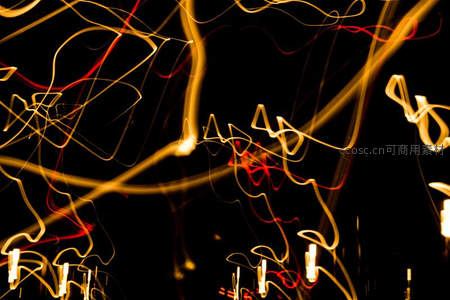 夜色中流动的光影轨迹