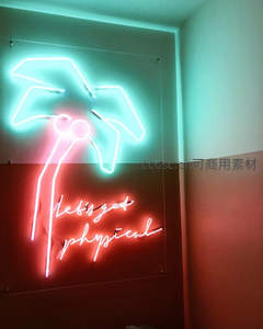 霓虹棕榈树与英文标语装饰墙