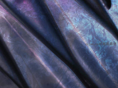 梦幻蓝紫光影下的褶皱布料特写