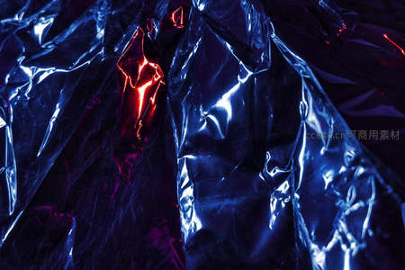 金属褶皱间的炽热能量脉冲