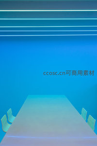 蓝色霓虹笼罩的空旷会议厅