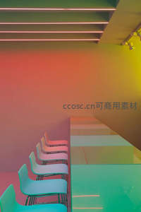 霓虹光影下的现代阶梯与座椅