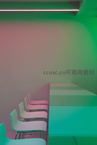 粉绿光影交织的阶梯式座位区