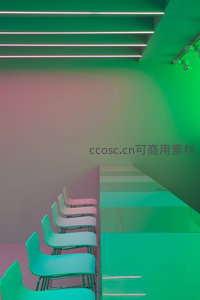 绿色光影中的极简楼梯角落